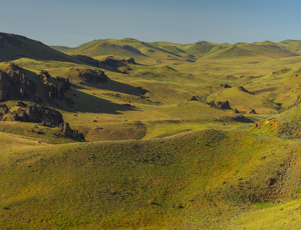 Photo d'un paysage vallonné illustrant l'effet du terrain sur le vent.